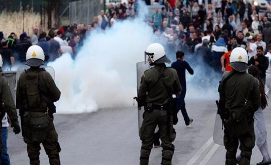 EKTAKTO: Πετροπόλεμος και χημικά στην πορεία κατά της εγκληματικότητας των Ρομά στο Μενίδι! – Δείτε ζωντανά (εικόνες, βίντεο)